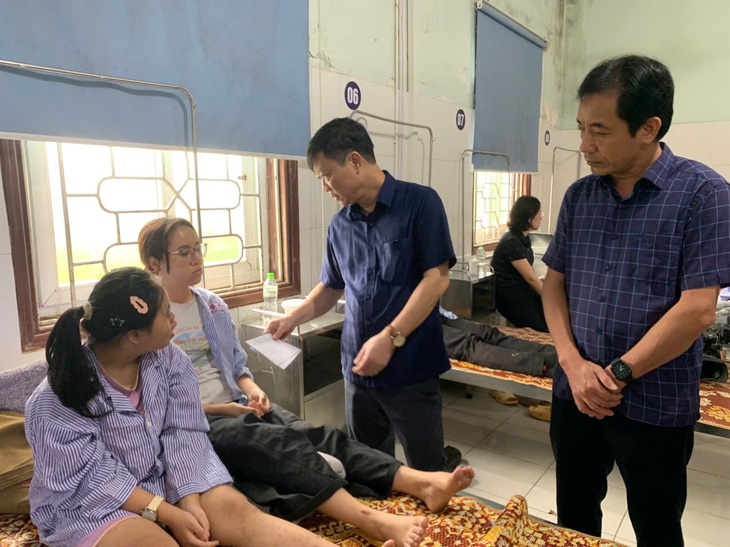 Hiện trường vụ lật xe khách làm 9 người tử vong ở Hà Tĩnh- Ảnh 8.