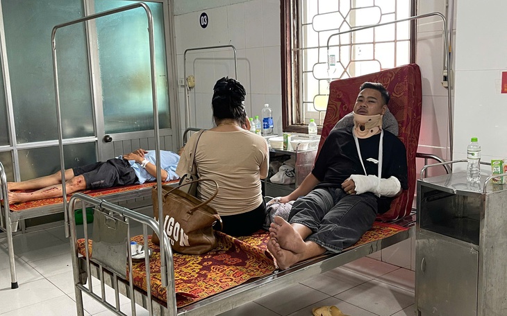 Giây phút xe khách lật kinh hoàng: Nhiều tiếng la hét, kêu cứu, có người bị hất văng ra ngoài