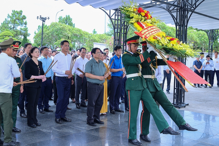 Thủ tướng thăm Mẹ Việt Nam anh hùng, dâng hương tại Thành cổ Quảng Trị và Nghĩa trang Đường 9- Ảnh 5.
