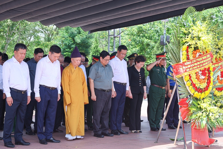Thủ tướng thăm Mẹ Việt Nam anh hùng, dâng hương tại Thành cổ Quảng Trị và Nghĩa trang Đường 9- Ảnh 3.