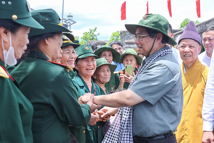 Thủ tướng thăm Mẹ Việt Nam anh hùng, dâng hương tại Thành cổ Quảng Trị và Nghĩa trang Đường 9- Ảnh 4.