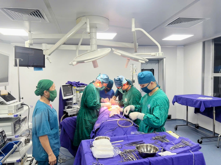 Bác sĩ tuyến đảo xuyên đêm giành sự sống cho bệnh nhân sốc đa chấn thương- Ảnh 1. Bác sĩ tuyến đảo xuyên đêm giành sự sống cho bệnh nhân sốc đa chấn thương- Ảnh 1.