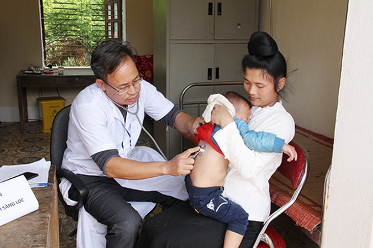 Nâng cao sức khỏe bà mẹ, trẻ em: Khi trưởng bản, hội phụ nữ 'gõ cửa từng nhà' vận động tiêm chủng- Ảnh 2.