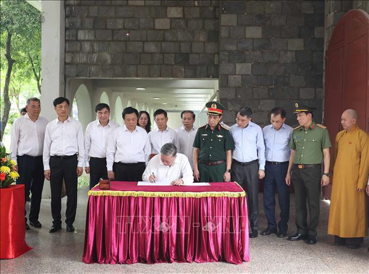 Tổng Bí thư Tô Lâm dâng hương tưởng niệm các Anh hùng, Liệt sĩ tại Điện Biên- Ảnh 9. Tổng Bí thư Tô Lâm dâng hương tưởng niệm các Anh hùng, Liệt sĩ tại Điện Biên- Ảnh 9.