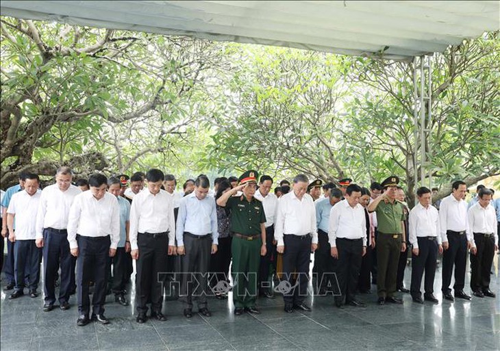 Tổng Bí thư Tô Lâm dâng hương tưởng niệm các Anh hùng, Liệt sĩ tại Điện Biên- Ảnh 5. Tổng Bí thư Tô Lâm dâng hương tưởng niệm các Anh hùng, Liệt sĩ tại Điện Biên- Ảnh 5.