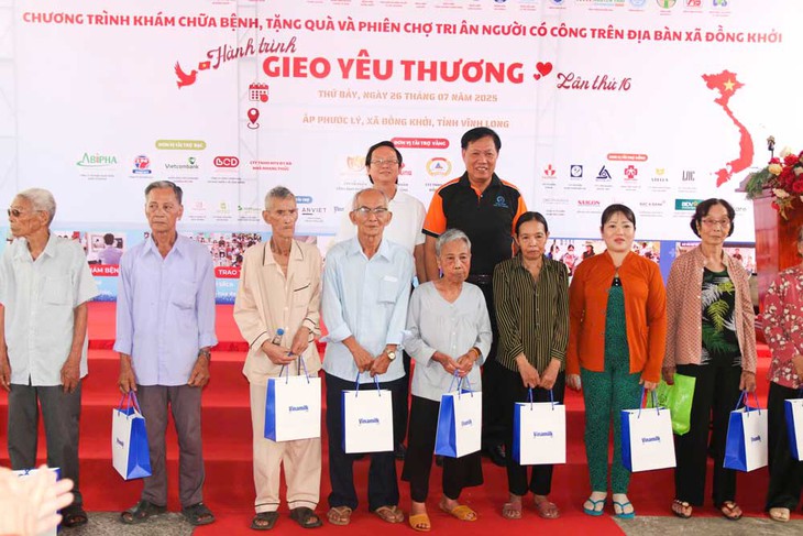 Khám chữa bệnh, cấp phát thuốc miễn phí, tặng quà gia đình chính sách, người có công tại Vĩnh Long- Ảnh 1.