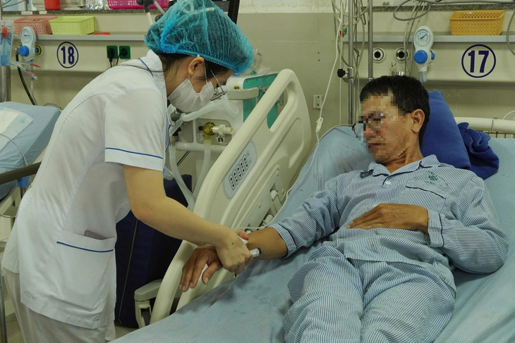 Liên tục tiếp nhận bệnh nhân đột quỵ, khuyến cáo của bác sĩ- Ảnh 1. Liên tục tiếp nhận bệnh nhân đột quỵ, khuyến cáo của bác sĩ- Ảnh 1.