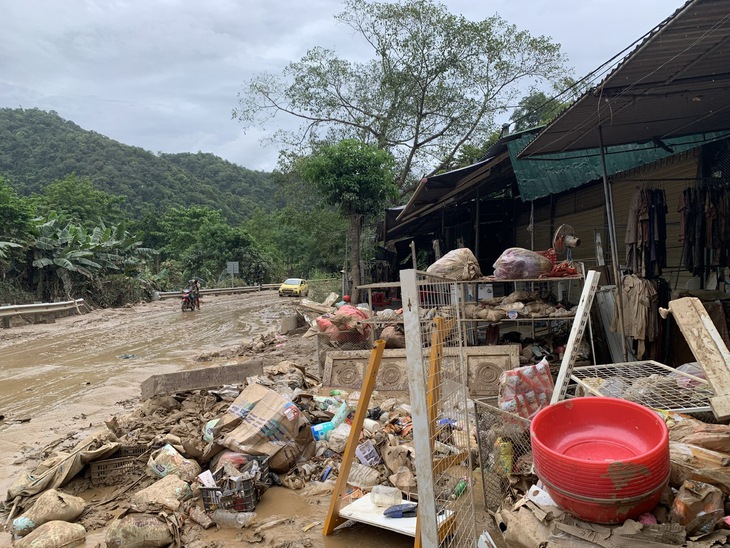 Nghệ An khẩn trương vệ sinh môi trường, phòng chống dịch bệnh sau mưa lũ- Ảnh 1.