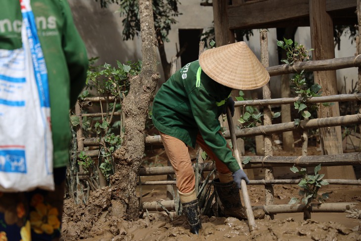 Người dân vùng lũ Nghệ An được hỗ trợ hơn 3.600 thùng nước uống đóng chai- Ảnh 4.