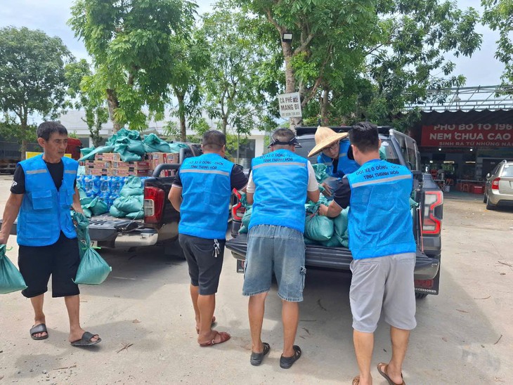 Đội xe 0 đồng Thanh Hóa và những chuyến hàng tình người đến với người dân vùng lũ xứ Nghệ- Ảnh 1.