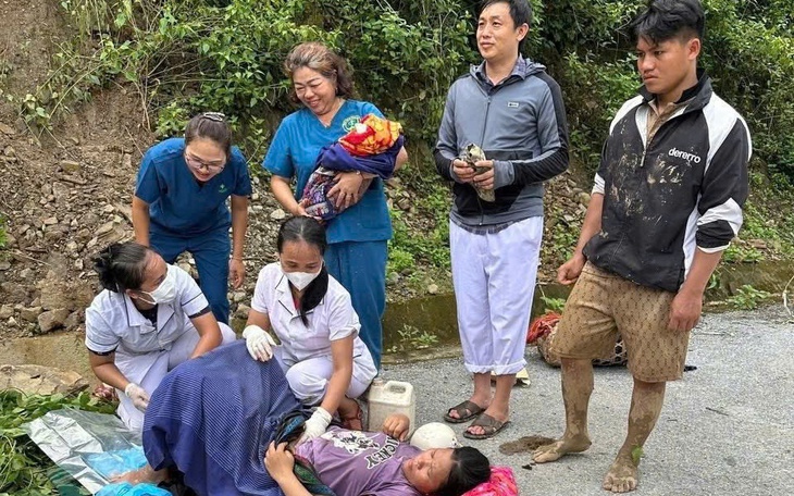 Bác sĩ băng rừng đỡ đẻ giữa đường ở vùng lũ