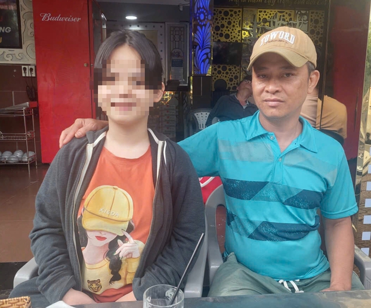 Mẹ bé gái 13 tuổi ở Hà Nội mất tích: 'Tôi không cho phép mình gục ngã'- Ảnh 1. Mẹ bé gái 13 tuổi ở Hà Nội mất tích: 'Tôi không cho phép mình gục ngã'- Ảnh 1.
