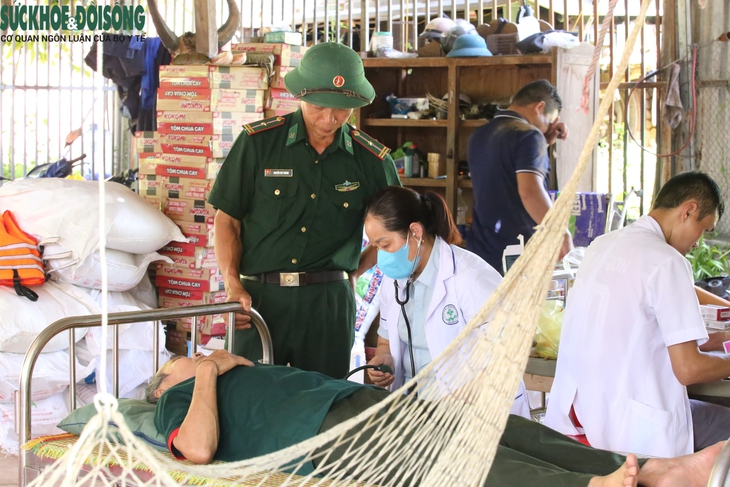 Lũ cuốn nhà đi, không cuốn được trái tim người thầy thuốc- Ảnh 1.