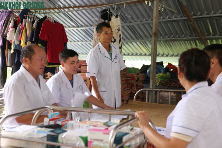 Lũ cuốn nhà đi, không cuốn được trái tim người thầy thuốc- Ảnh 2.