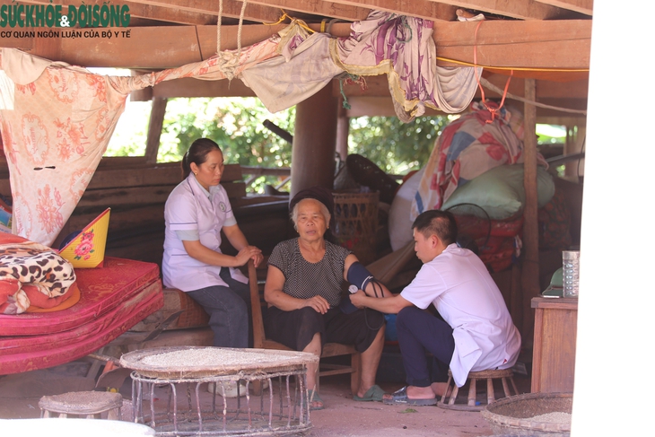 Lũ cuốn nhà đi, không cuốn được trái tim người thầy thuốc- Ảnh 4.