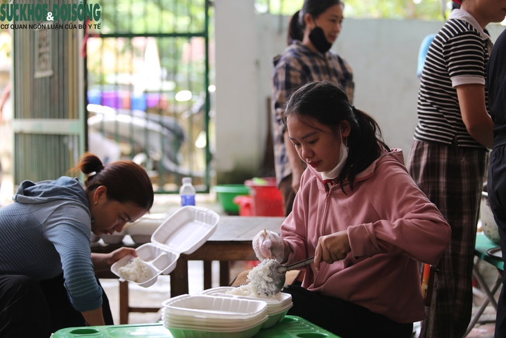 Những chuyến xe nghĩa tình vượt lũ về với miền Tây Nghệ An- Ảnh 10.