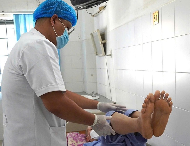 'Đạn lạc' găm vào đầu khi đang làm vườn, người phụ nữ may mắn thoát chết- Ảnh 1.