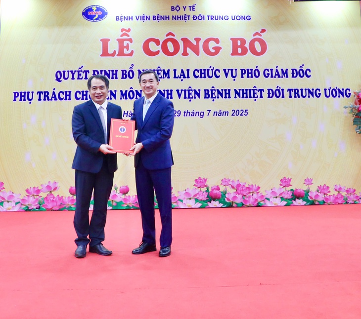 BSCKII Nguyễn Trung Cấp tiếp tục được bổ nhiệm làm Phó Giám đốc chuyên môn Bệnh viện Bệnh nhiệt đới TW- Ảnh 1. BSCKII Nguyễn Trung Cấp tiếp tục được bổ nhiệm làm Phó Giám đốc chuyên môn Bệnh viện Bệnh nhiệt đới TW- Ảnh 1.