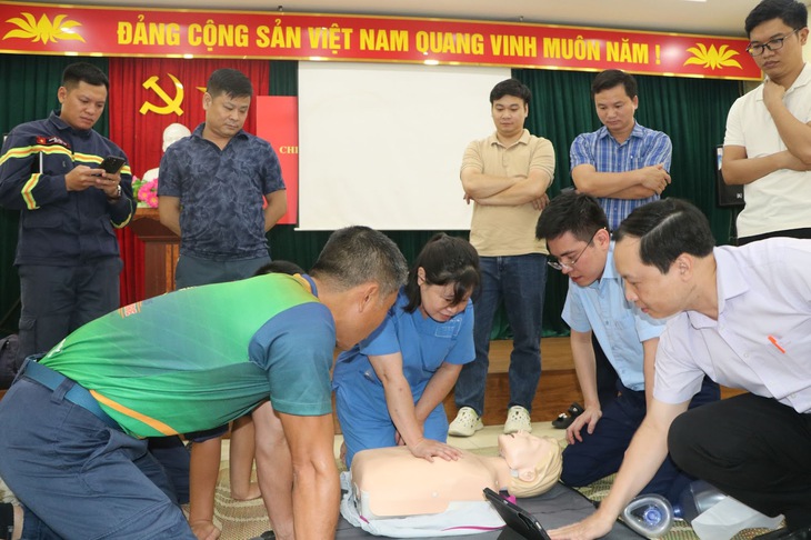 Bộ Y tế đặt mục tiêu đến năm 2030 ít nhất 2 triệu người được đào tạo cấp cứu ngoại viện
- Ảnh 1.