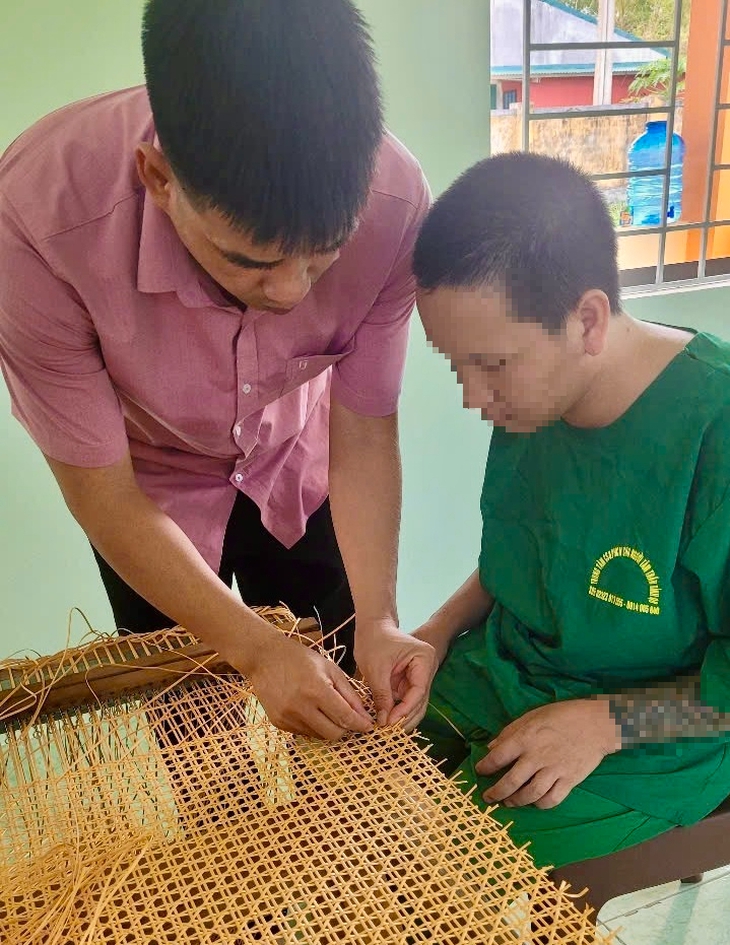Dạy nghề, dạy văn hóa cho người bệnh tâm thần để giúp họ tái hòa nhập cộng đồng- Ảnh 4. Dạy nghề, dạy văn hóa cho người bệnh tâm thần để giúp họ tái hòa nhập cộng đồng- Ảnh 4.