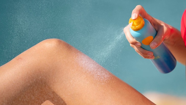 6 sai lầm thường gặp khi sử dụng kem chống nắng dạng xịt- Ảnh 2.