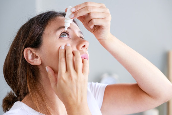 Mẹo phòng tránh các sai sót thường gặp khi dùng thuốc nhỏ mắt - Ảnh 2.