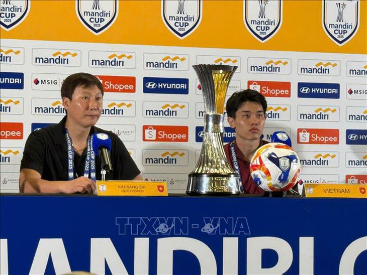 HLV Kim Sang Sik: Chức vô địch lần này ‘thực sự tuyệt vời’- Ảnh 1.