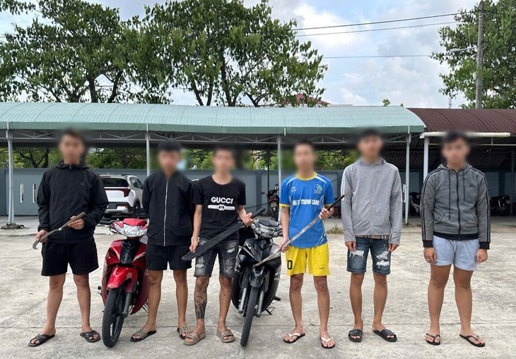 Thiếu niên 16 tuổi bị nhóm cô đồ truy sát, chém trọng thương giữa ban ngày- Ảnh 1. Thiếu niên 16 tuổi bị nhóm cô đồ truy sát, chém trọng thương giữa ban ngày- Ảnh 1.