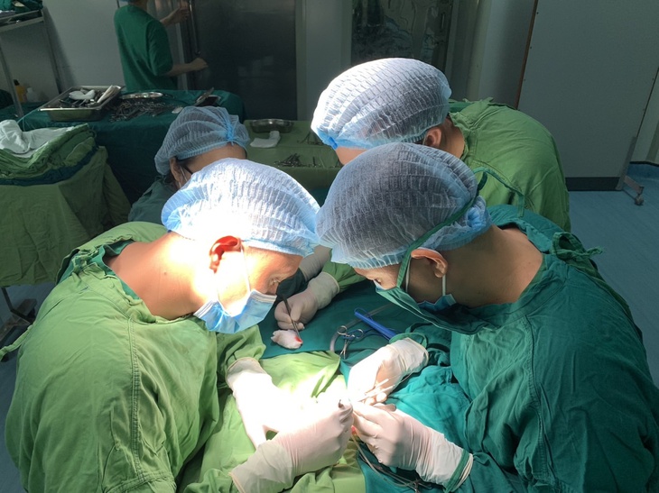 Từ ca bệnh nhi thủng dạ dày được cứu sống, làm gì để phòng ngừa cho trẻ?- Ảnh 1.
