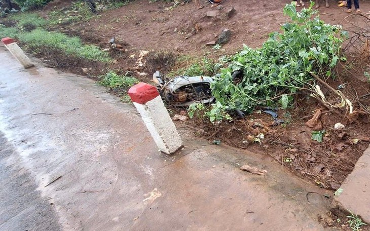 Xót xa hai chị em gái tử vong cạnh đường trong đêm mưa bão