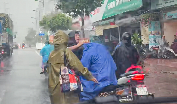 Xác minh vụ tài xế xe ôm công nghệ bị hành hung giữa trời mưa ở Hà Nội- Ảnh 1. Xác minh vụ tài xế xe ôm công nghệ bị hành hung giữa trời mưa ở Hà Nội- Ảnh 1.