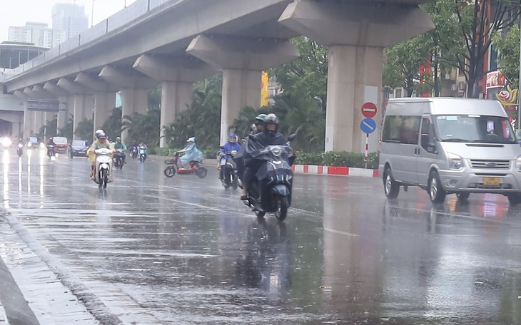 Khu vực nội thành Hà Nội sấm sét, mưa lớn