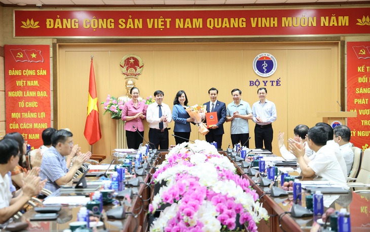 Bộ trưởng Đào Hồng Lan trao quyết định bổ nhiệm cán bộ của Bộ Y tế- Ảnh 1.