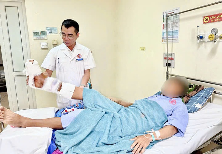 Nối chi, giữ lại cẳng chân gần như đứt rời cho người bệnh bị tai nạn máy cắt cỏ- Ảnh 2. Nối chi, giữ lại cẳng chân gần như đứt rời cho người bệnh bị tai nạn máy cắt cỏ- Ảnh 2.