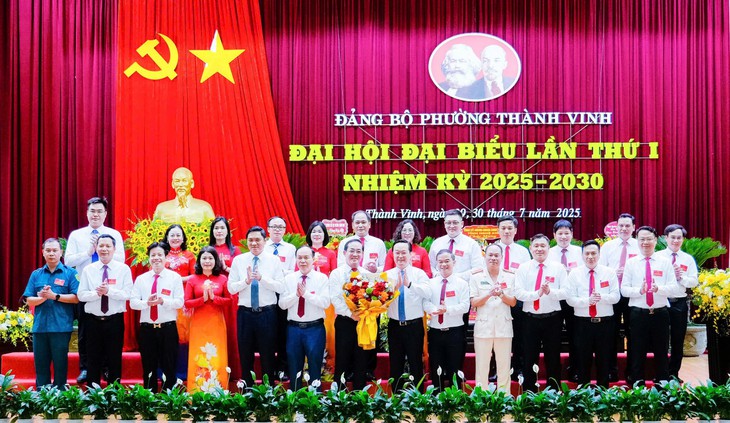 Bí thư Tỉnh ủy Nghệ An Nguyễn Đức Trung tặng hoa chúc mừng Ban chấp hành Đảng bộ Phường Trường Vinh.