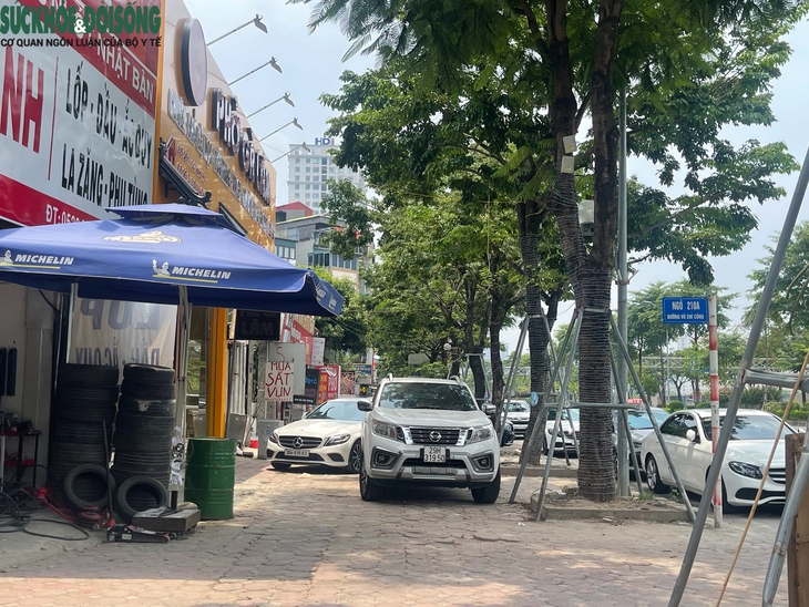 Hà Nội: Vỉa hè đường Võ Chí Công bị 'biến' thành gara, bãi đỗ xe- Ảnh 1.