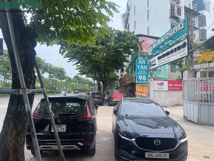 Hà Nội: Vỉa hè đường Võ Chí Công bị 'biến' thành gara, bãi đỗ xe- Ảnh 2.