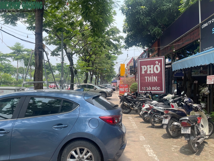 Hà Nội: Vỉa hè đường Võ Chí Công bị 'biến' thành gara, bãi đỗ xe- Ảnh 4.