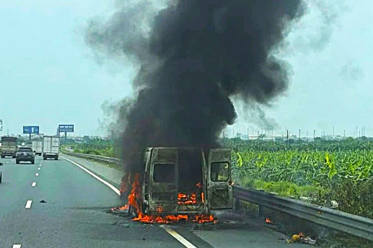 Cháy xe khách trên cao tốc Pháp Vân - Cầu Giẽ, nhiều người bỏ lại hành lý thoát thân- Ảnh 2.