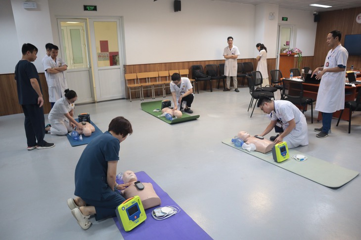 Thành lập chi nhánh đào tạo hồi sinh tim phổi theo tiêu chuẩn của Hiệp hội Tim mạch Hoa Kỳ (AHA) tại BV E- Ảnh 2. Thành lập chi nhánh đào tạo hồi sinh tim phổi theo tiêu chuẩn của Hiệp hội Tim mạch Hoa Kỳ (AHA) tại BV E- Ảnh 2.