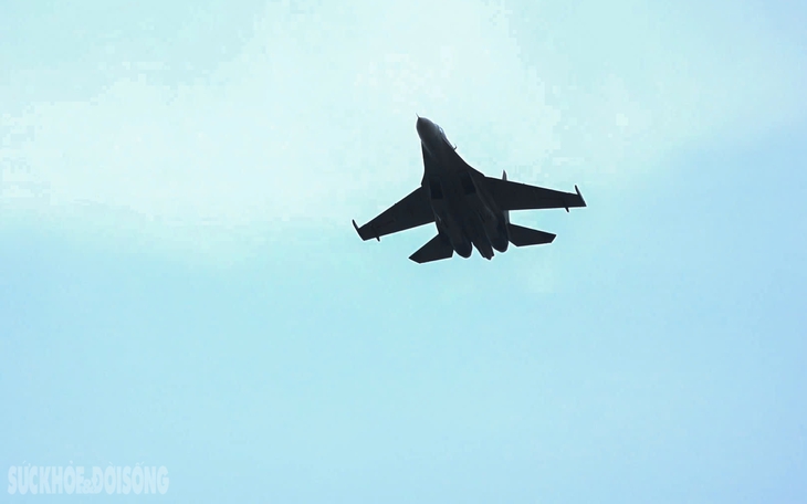 Tiêm kích Su-30MK2 trình diễn kỹ thuật bay "khoan xoắn" tại Quảng trường Ba Đình