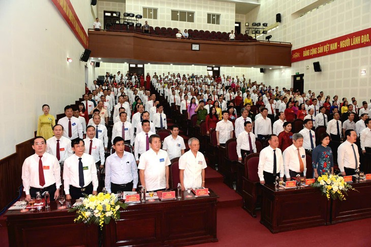Các đại biểu thực hiện nghi thức chào cờ.