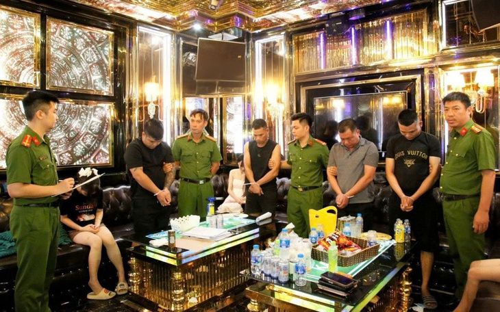 Phá ổ ma túy trong quán karaoke hạng sang, khởi tố 20 đối tượng