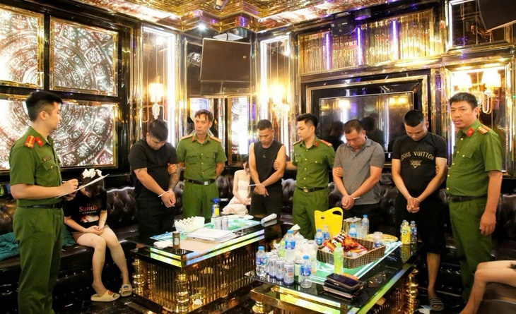 Phá ổ ma túy trong quán karaoke hạng sang, khởi tố 20 đối tượng- Ảnh 1.