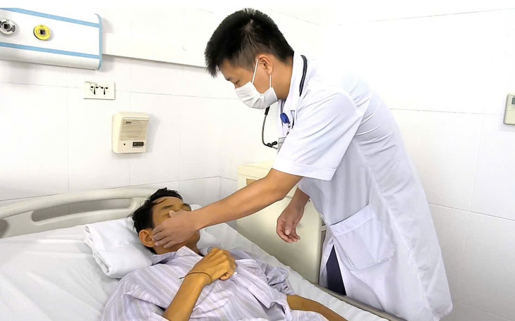 Giẫm phải đá nhọn khi lội ruộng, người đàn ông nhiễm loại vi khuẩn gây suy gan, thận