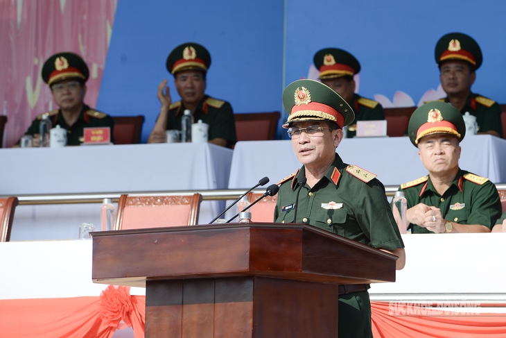 Trung tướng Trương Thiên Tô kiểm tra các khối diễu binh chuẩn bị đại lễ 2/9- Ảnh 1. Trung tướng Trương Thiên Tô kiểm tra các khối diễu binh chuẩn bị đại lễ 2/9- Ảnh 1.