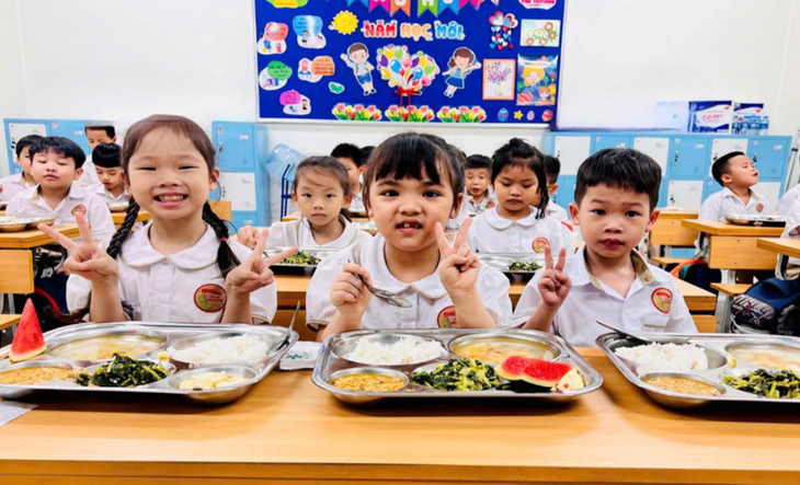 Có nên để phụ huynh tham gia giám sát bữa ăn bán trú của học sinh tiểu học ở Hà Nội?- Ảnh 2.