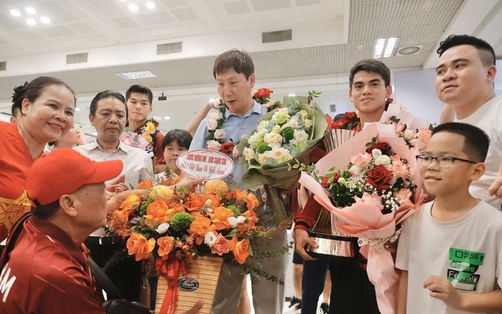 Chiếc cúp vô địch U23 Đông Nam Á cùng các cầu thủ đã về đến Hà Nội