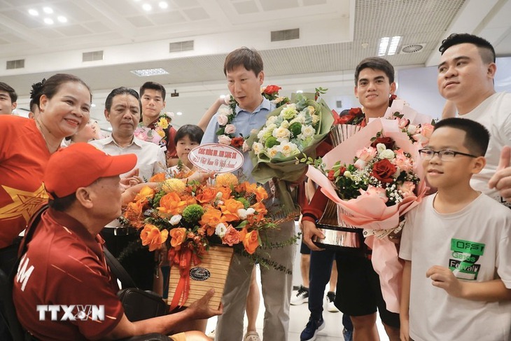 Chiếc cúp vô địch U23 Đông Nam Á cùng các cầu thủ đã về đến Hà Nội- Ảnh 1. Chiếc cúp vô địch U23 Đông Nam Á cùng các cầu thủ đã về đến Hà Nội- Ảnh 1.