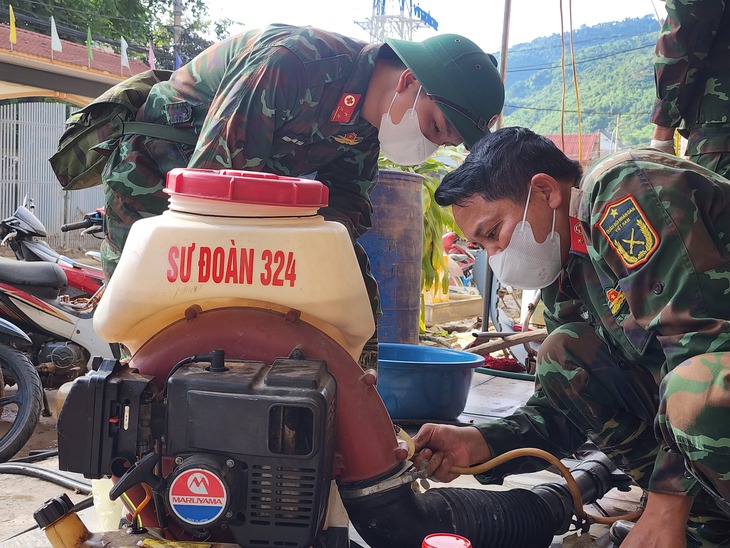 Bộ đội trằn mình trong bùn đất giúp dân dựng lại cuộc sống sau lũ- Ảnh 9.